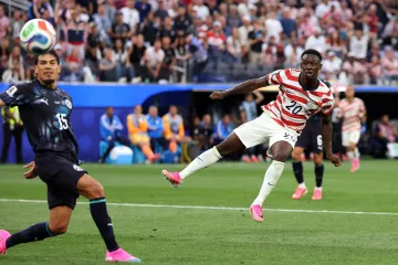 Folarin Balogun střílí gól