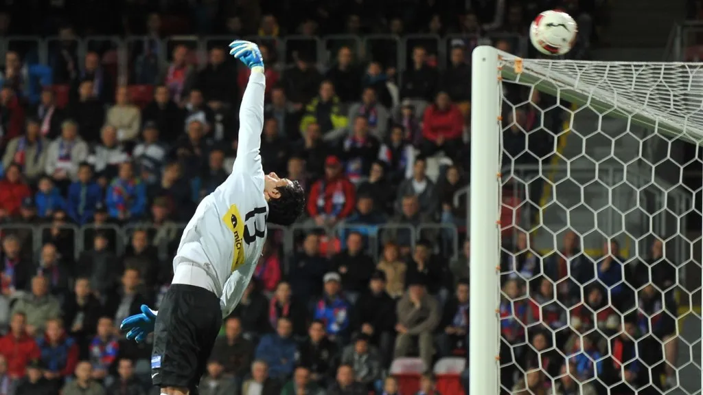 Aleš Hruška v utkání s Plzní