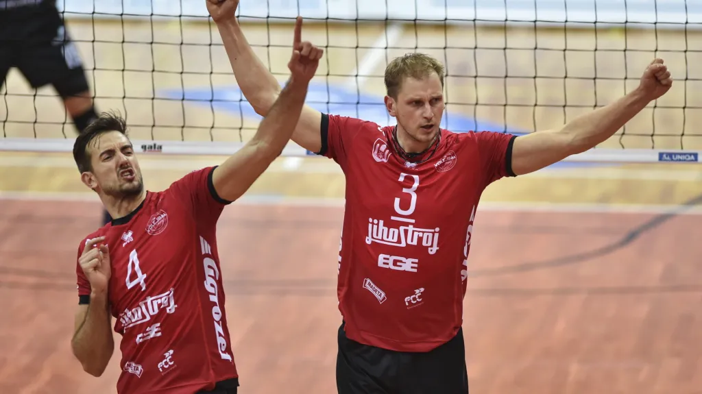 Volejbalisté Filip Křesťan (vlevo) a Radek Mach