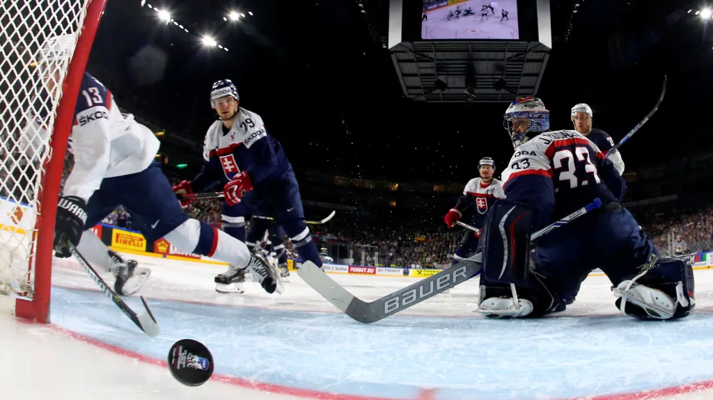 Július Hudáček inkasuje branku v utkání s USA