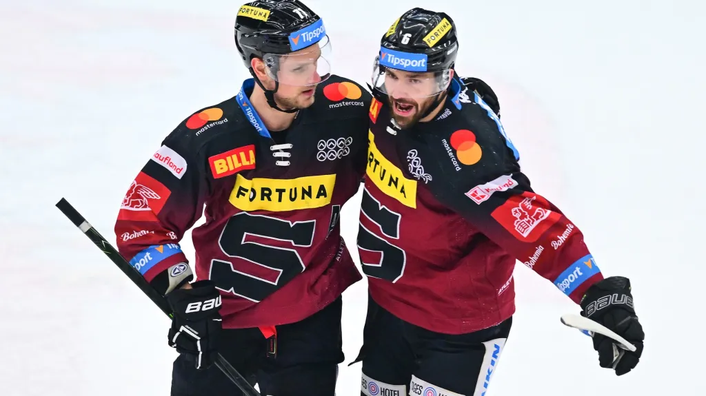 Michal Kempný slaví se spoluhráčem Vladimírem Sobotkou