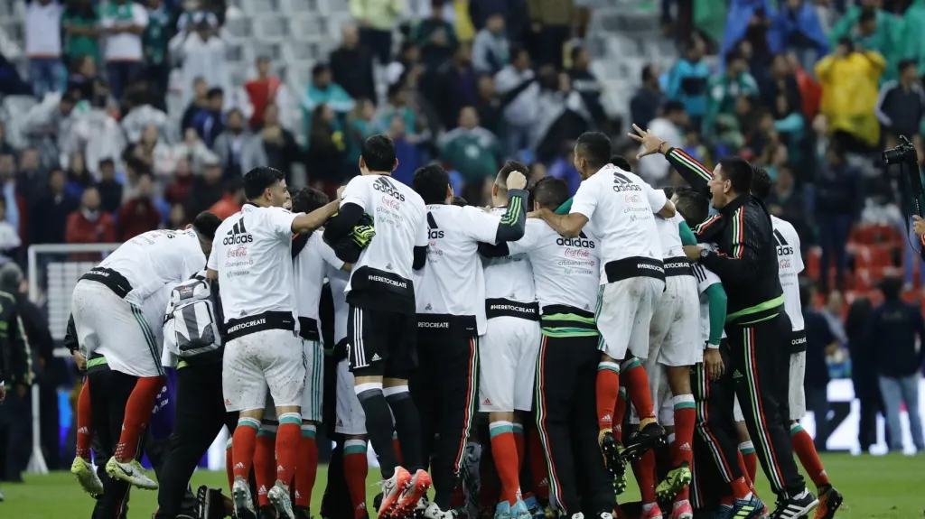 Fotbalisté Mexika se radují z postupu na MS 2018