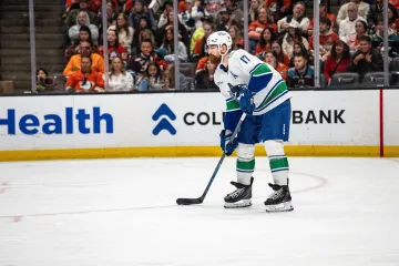 Hronek asistoval, Vancouver porazil v prodloužení Anaheim s Dostálem v brance