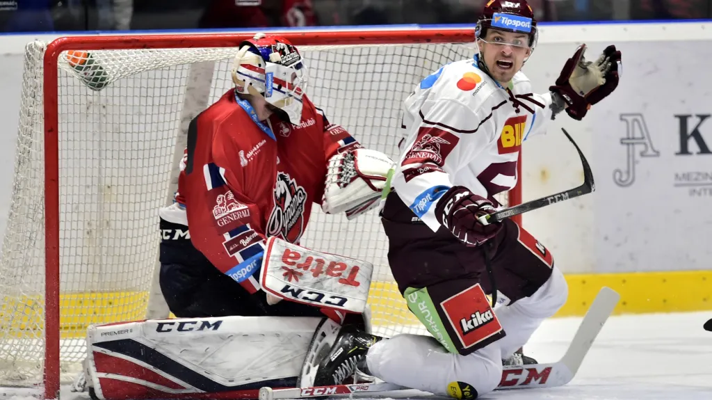 Pardubický brankář Milan Klouček v kontaktu se sparťanským Jiřím Smejkalem