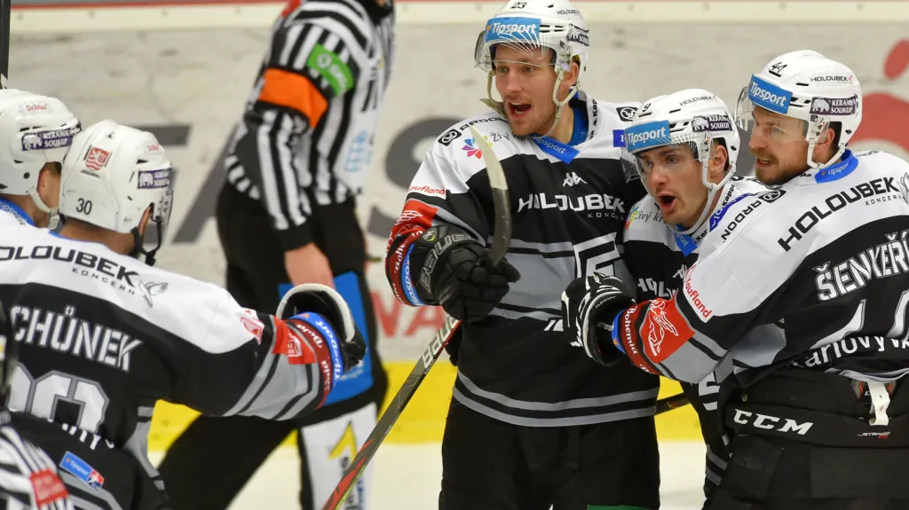 Karlovarští hokejisté slaví trefu Tomáše Rachůnka