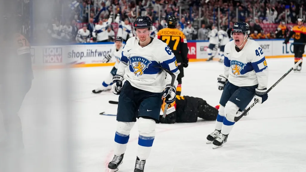 Sakari Manninen z Finska se raduje z gólu