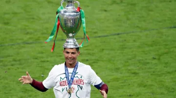 Cristiano Ronaldo pózuje s pohárem