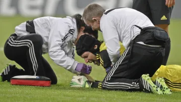 Petr Čech v péči lékařů