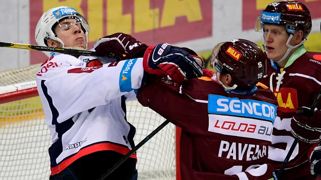 Útočník Sparty Forman přihlíží potyčce Pavelky a Knota