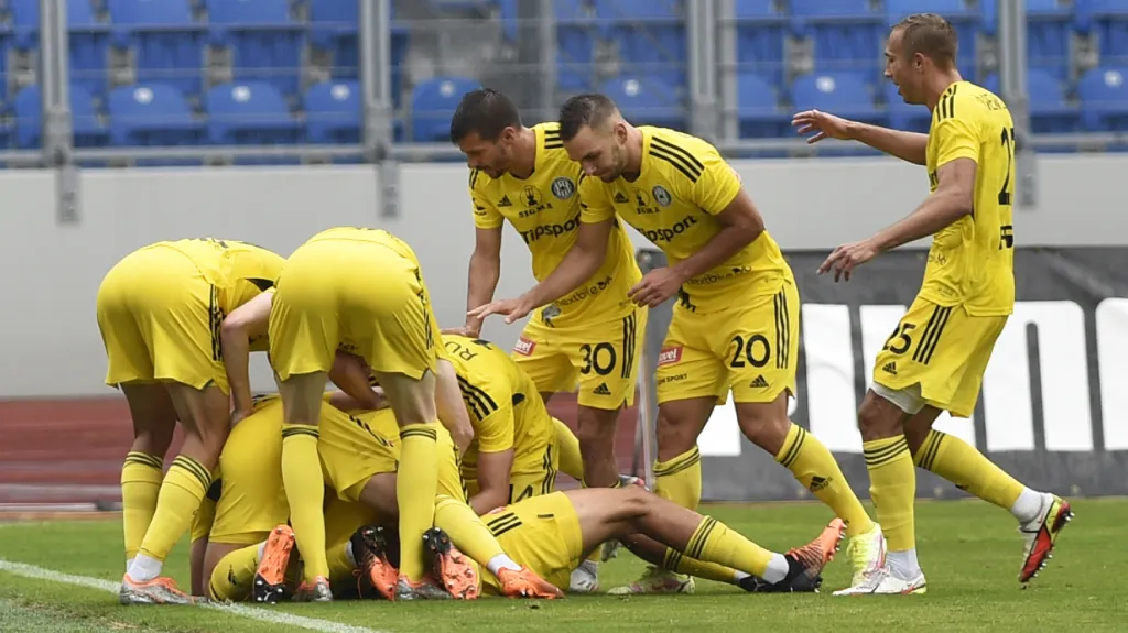 Fotbalisté Olomouce se radují z gólu v Ostravě