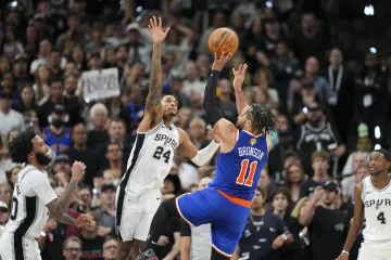 Hvězda Knicks Jalen Brunson zakončuje přes Devina Vassella