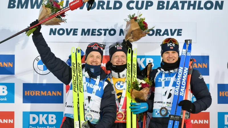 Stupně vítězů po sprintu v Novém městě na Moravě. Zleva Tarjei Bö, Johannes Thingnes Bö, Vetle Sjaastad Christiansen