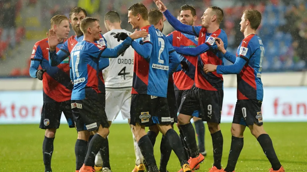 Slavící fotbalisté Viktorie Plzeň