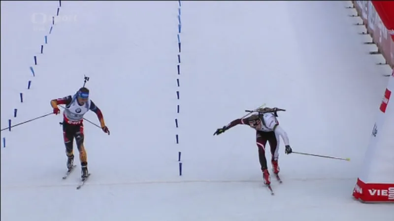 Finiš štafetového závodu biatlonistů v Ruhpoldingu