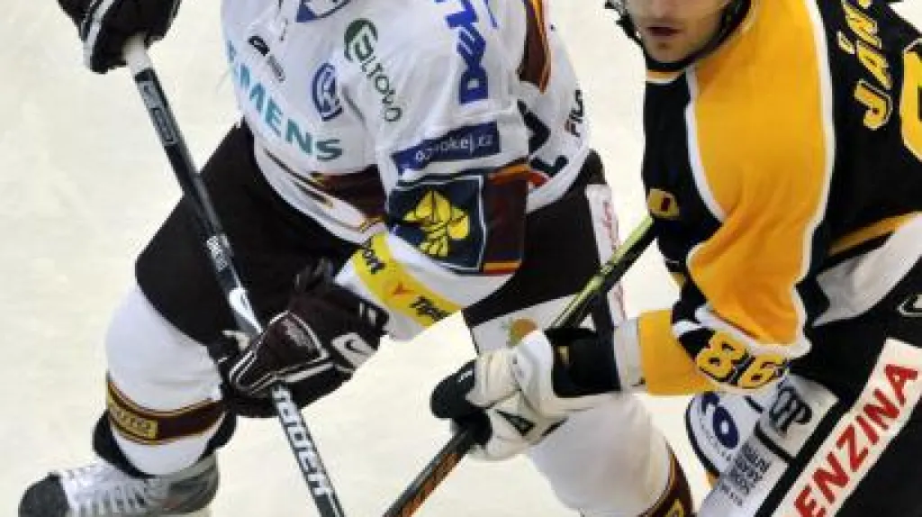 Hráč HC Sparta Praha v souboji s hokejistou HC Litvínov 