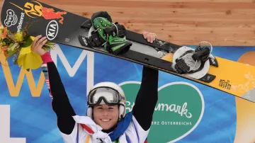 Ester Ledecká slaví vítězství na mistrovství světa