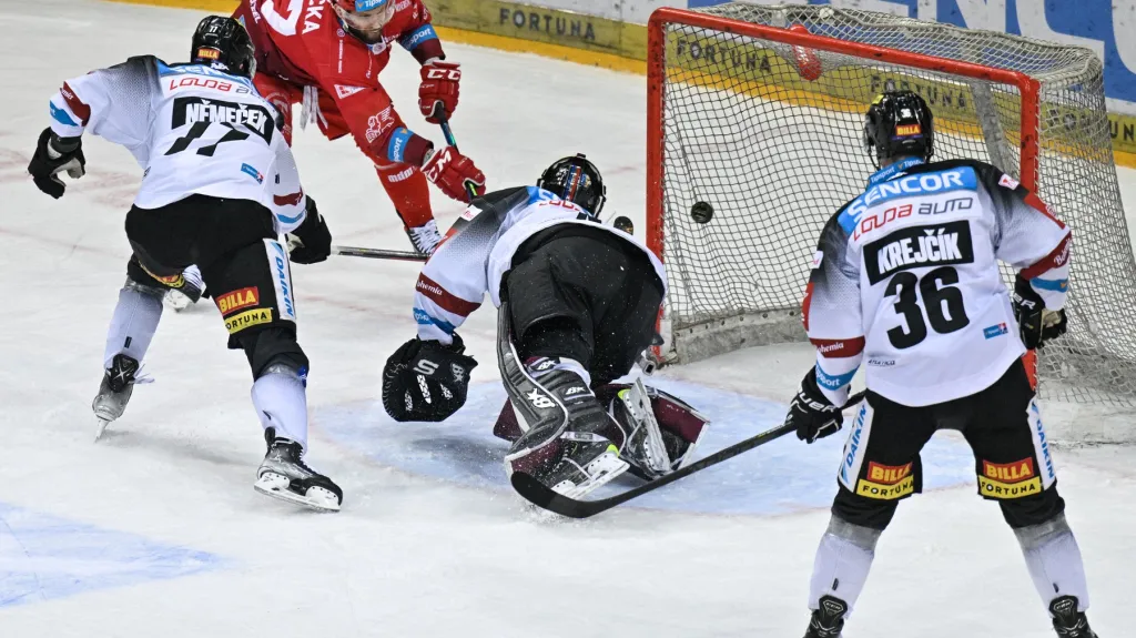 Martin Růžička střílí branku do sítě Sparty