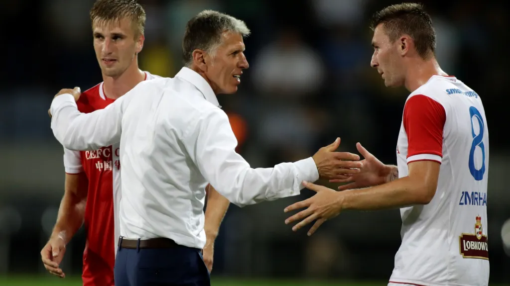 Jaroslav Šilhavý (uprostřed) děkuje hráčům za výkon