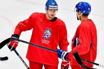 Český útočník Jakub Vrána (vlevo) na tréninku s Janem Ruttou