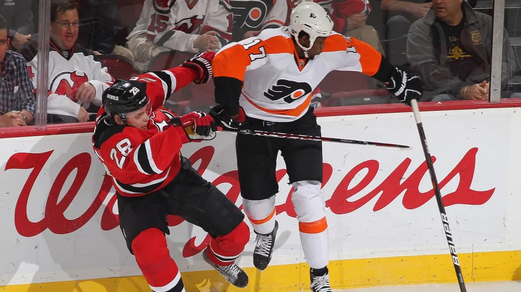 Wayne Simmons (vpravo) v NHL