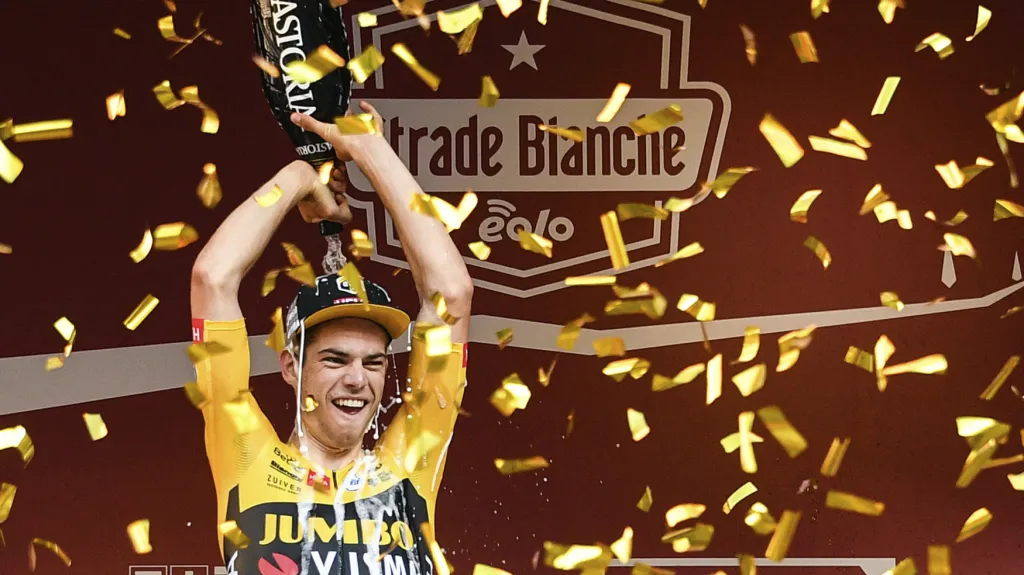 Wout Van Aert se raduje z vítězství