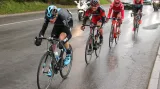 Chris Froome vede skupinu v závodě Kolem Romandie