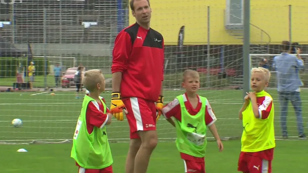 Fotbalová škola Petra Čecha láká děti z mnoha zemí
