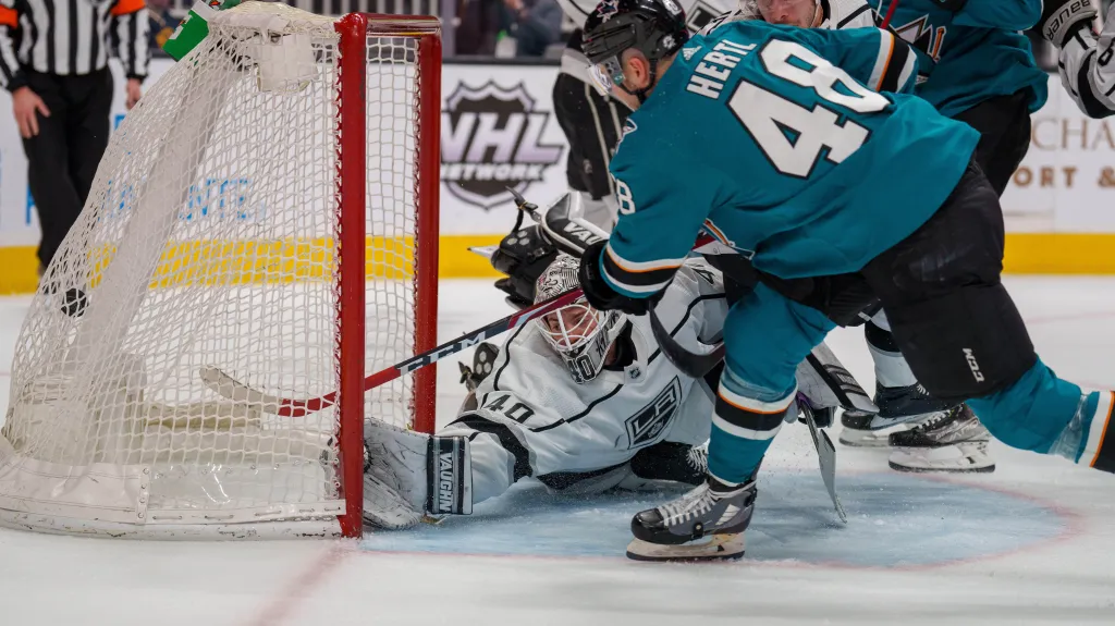 Tomáš Hertl ze San Jose střílí gól v utkání NHL