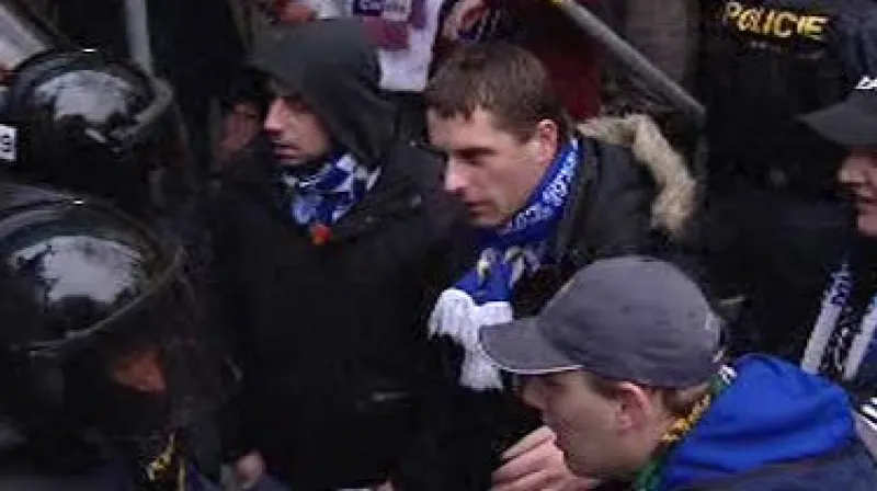 Fanoušci Baníku ve při s policistou