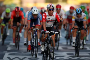 Caleb Ewan se raduje z výhry na Tour de France