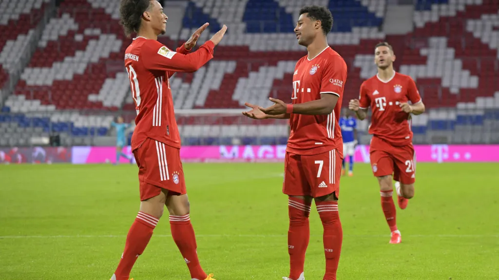 Leroy Sané a Serge Gnabry slaví trefu Bayernu