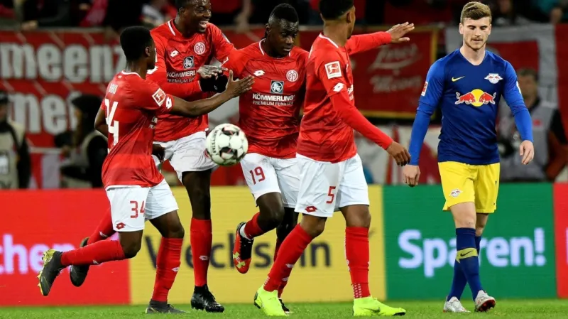 Fotbalisté Mohuče se radují v utkání proti Lipsku