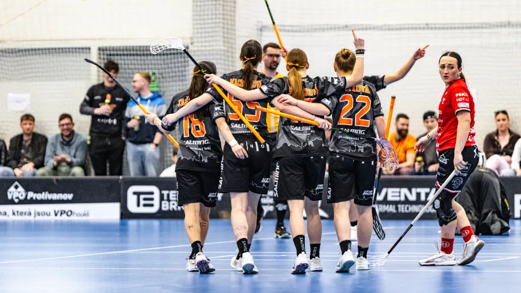 Florbalistky Bulldogs Brno slaví po gólu nad Tatranem