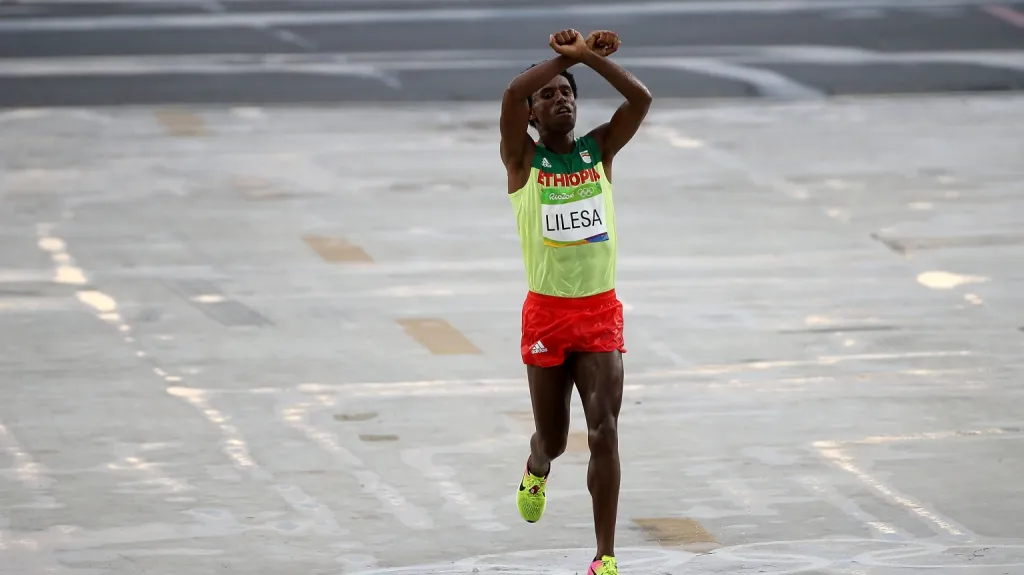 Feyisa Lilesa a jeho gesto na OH v Riu de Janeiro