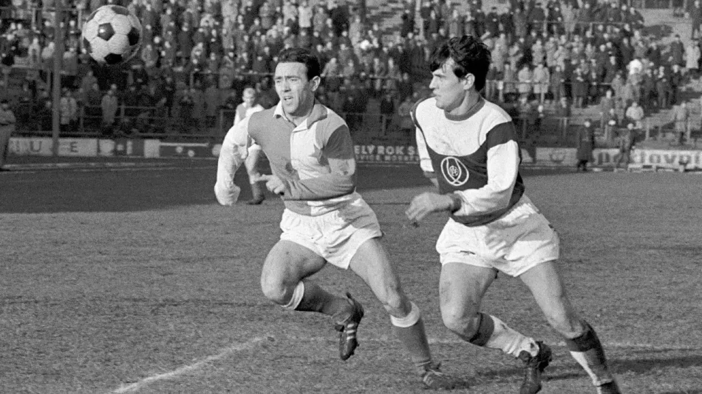 František Veselý v utkání Středoevropského poháru na podzim 1966