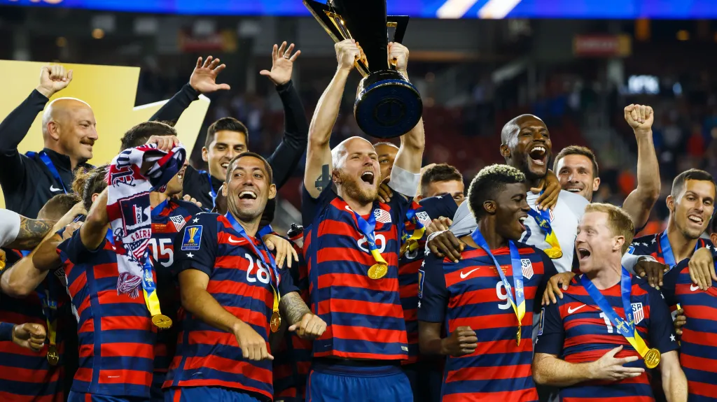 Fotbalisté USA se radují z vítězství ve Zlatém poháru
