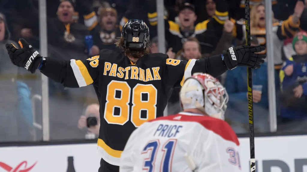 David Pastrňák se raduje z branky proti Montrealu