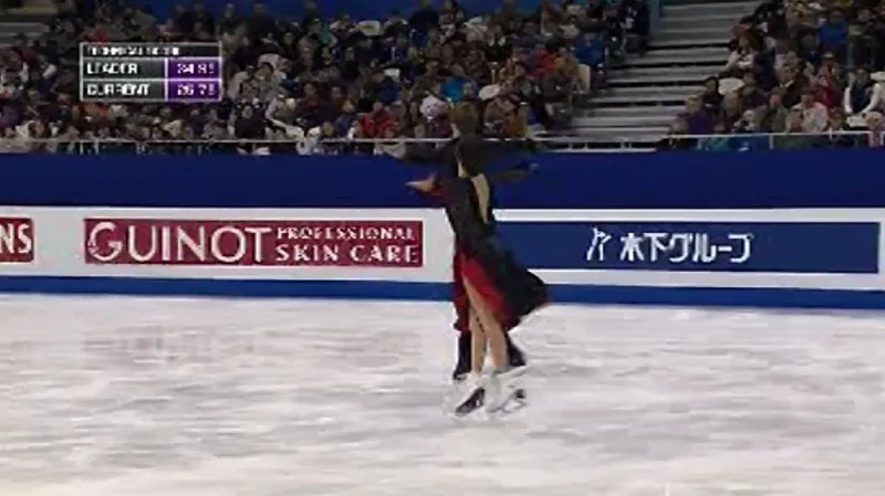 Po krátkém tanci vede Chocková, Bates