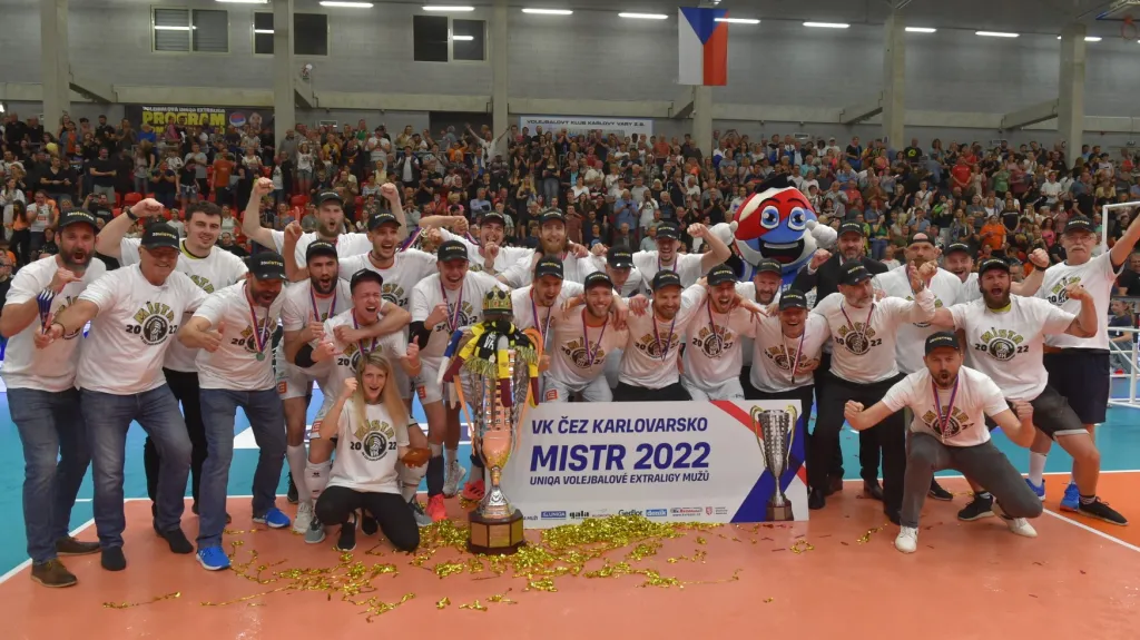 Volejbalisté Karlovarska s mistrovskou trofejí