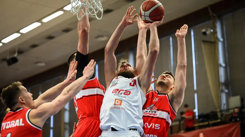 Martin Kříž zakončující přes pardubickou obranu