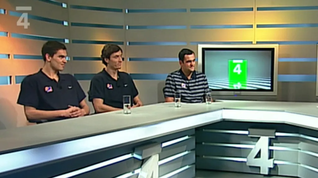 Basketbalisté s trenérem Budínským ve studiu ČT