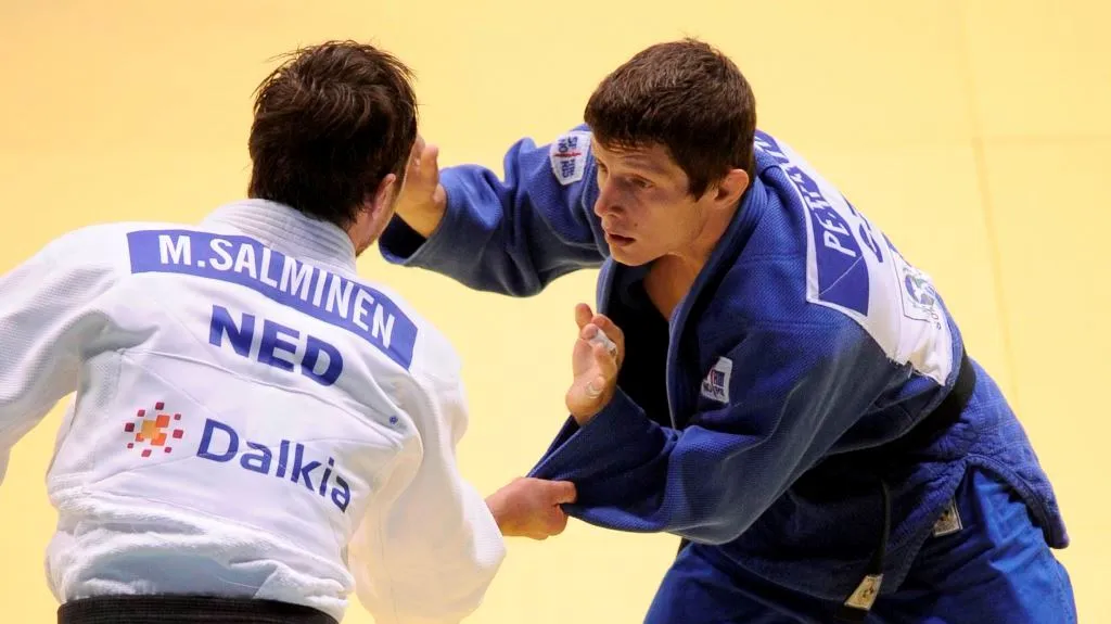 Pavel Petřikov v souboji s Nizozemcem Mikosem Salminenem