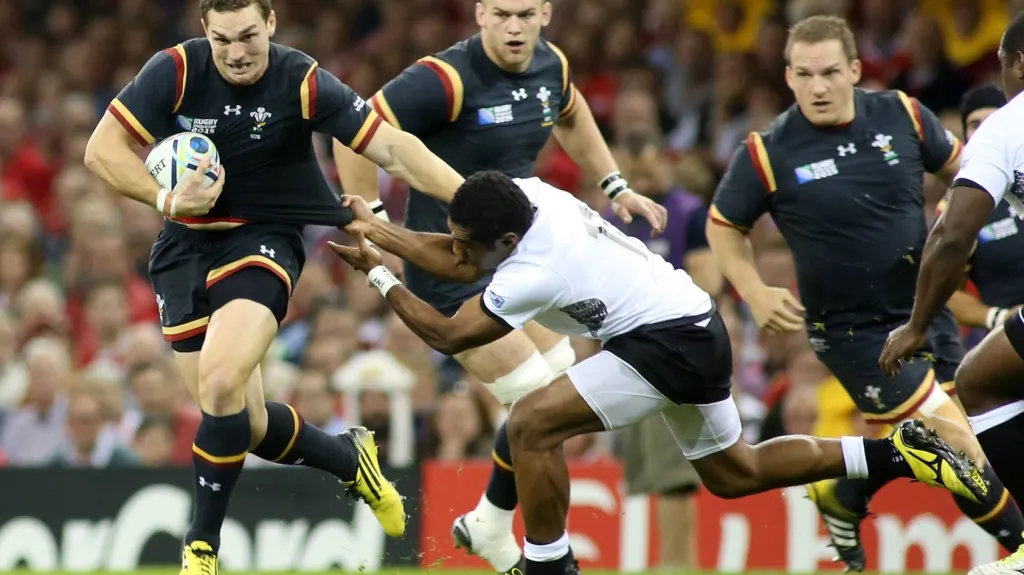 Velšan George North se snaží projít kolem Asaeliho Tikoirotumaa