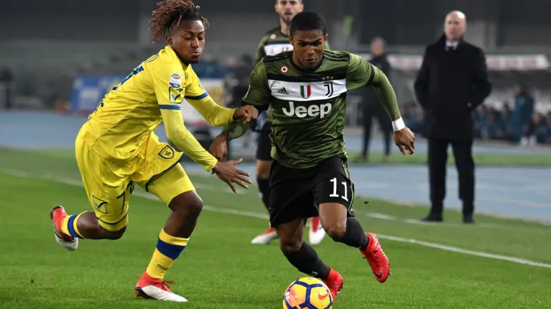 Bastien z Chieva stíhá Costu z Juventusu