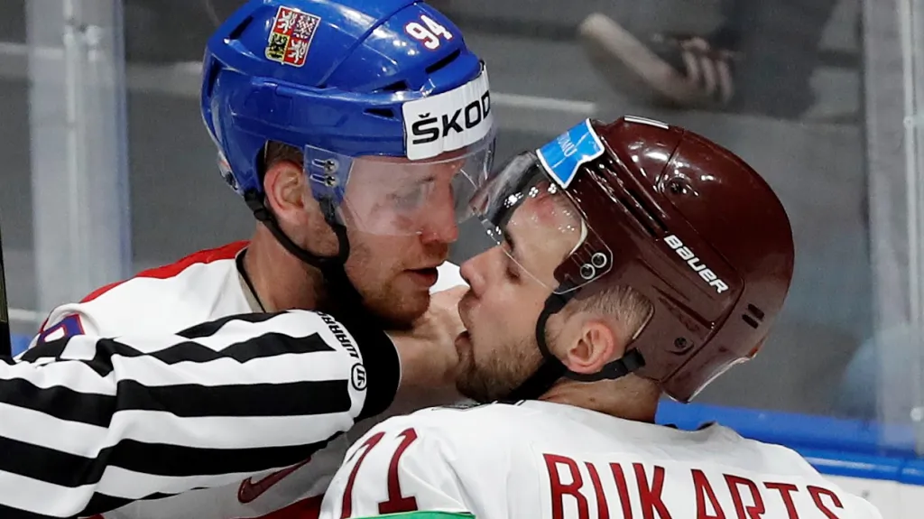 Radek Faksa v diskusi s Lotyšem Robertsem Bukartsem