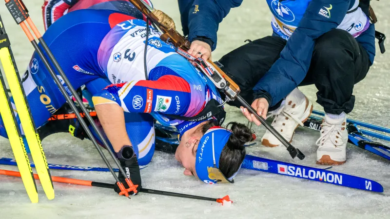 Julia Simonová v bolestech po ženské štafetě v Kontiolahti