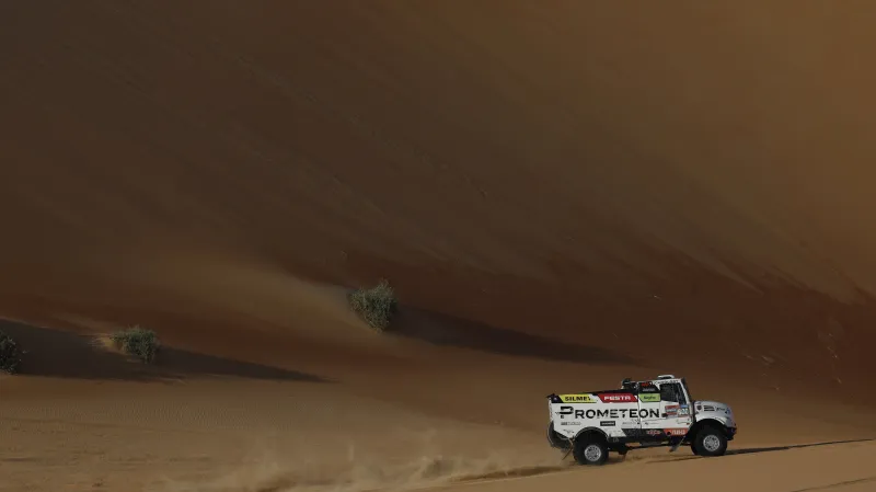 Macík se raduje z výhry na Rallye Dakar