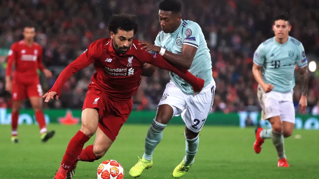 Mohamed Salah z Liverpoolu v souboji s Davidem Alabou z Bayernu