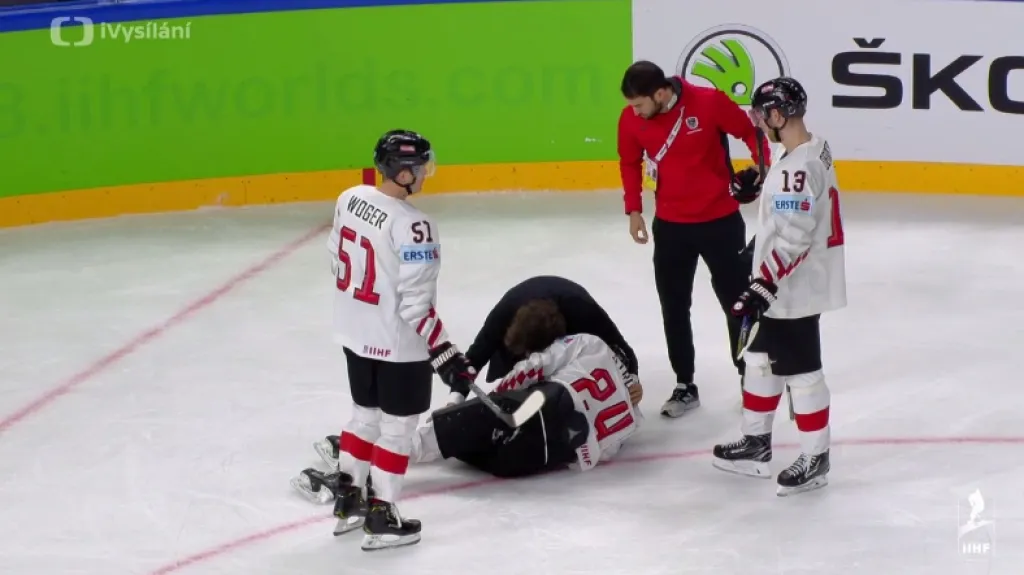 Moment v utkání Švýcarsko - Rakousko: Andrighettův faul na Stronga