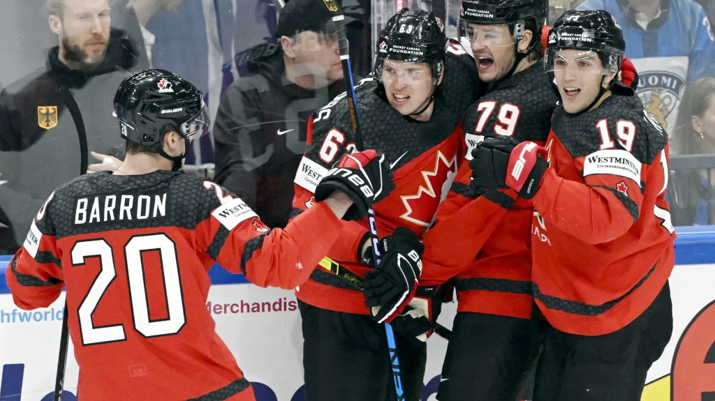 Samuel Blais (č. 79) se raduje se spoluhráči z Kanady